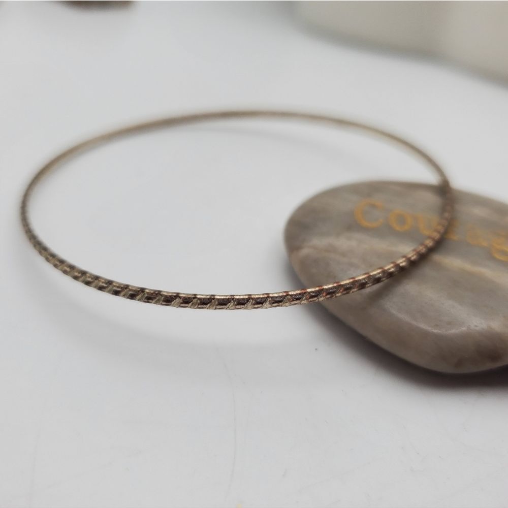 Cobbled edge bracelet slider